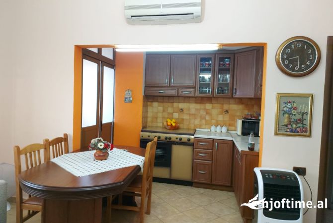 Shtepi ne shitje Apartament ne Tirane, 2+1, Mobilimi E mobiluar, Pagesa 125,000  Euro.
