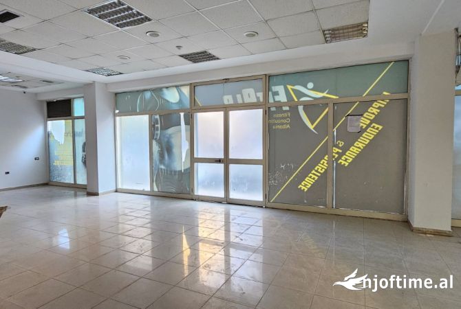 Ambient biznesi me qera 3+1 ne Tirane - 320,000 Leke