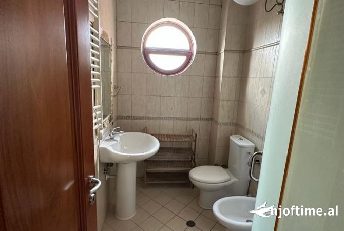 Shtepi me qera Apartament ne Tirane, 2+1, Mobilimi E mobiluar, Pagesa 650  Euro.