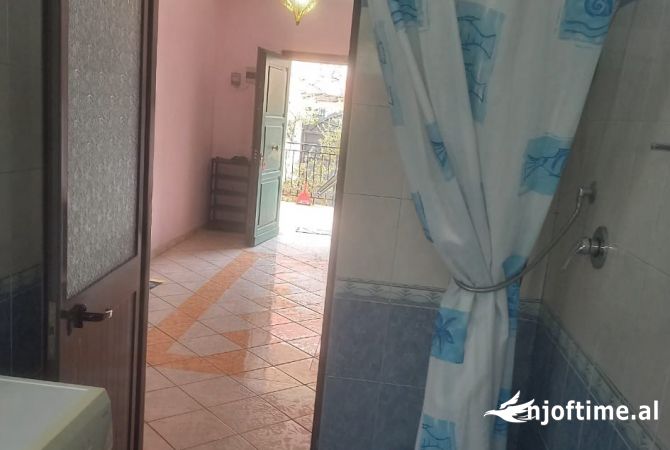 Shtepi me qera Shtepi Private ne Tirane, 3+1, Mobilimi E mobiluar, Pagesa 450  Euro.