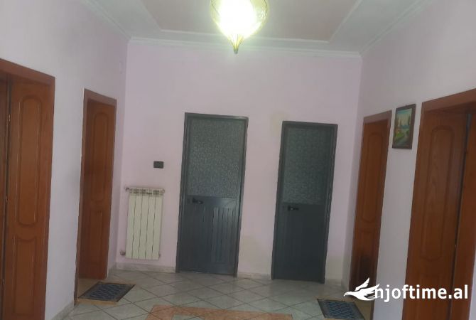 Shtepi me qera Shtepi Private ne Tirane, 3+1, Mobilimi E mobiluar, Pagesa 450  Euro.