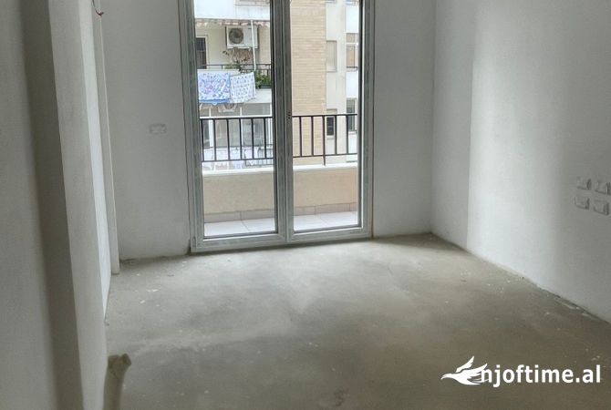 Shtepi ne shitje Apartament ne Tirane, 2+1, Mobilimi Bosh, pa mobiluar, Pagesa 278,200  Euro.