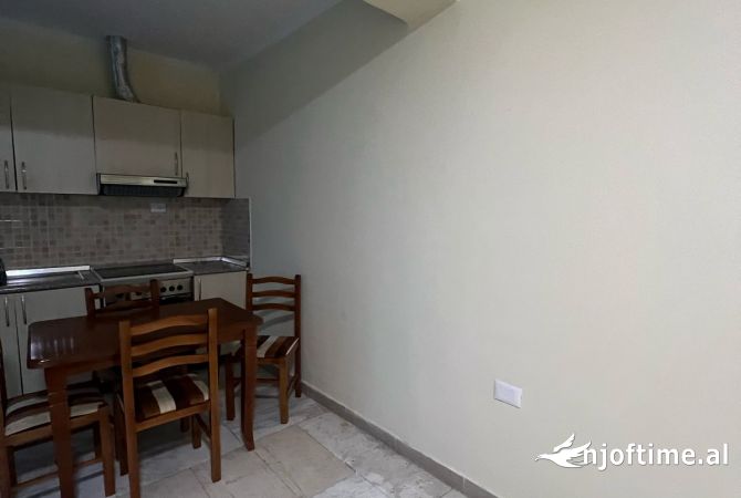 Shtepi me qera Shtepi Private ne Tirane, 1+1, Mobilimi Pjeserisht e mobiluar, Pagesa 400  Euro.