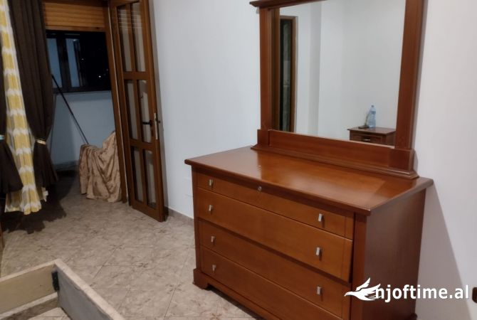 Shtepi me qera Shtepi Private ne Tirane, 3+1, Mobilimi Pjeserisht e mobiluar, Pagesa 600  Euro.