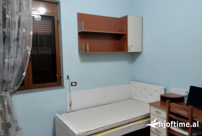 Shtepi me qera Shtepi Private ne Tirane, 3+1, Mobilimi Pjeserisht e mobiluar, Pagesa 600  Euro.