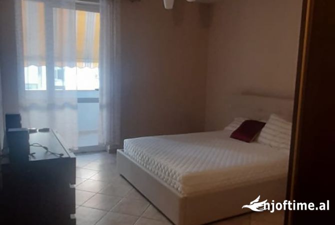 Shtepi me qera Apartament ne Tirane, 2+1, Mobilimi E mobiluar, Pagesa 650  Euro.