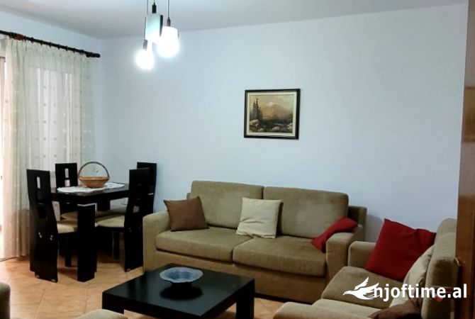 Shtepi me qera Apartament ne Tirane, 3+1, Mobilimi E mobiluar, Pagesa 550  Euro.