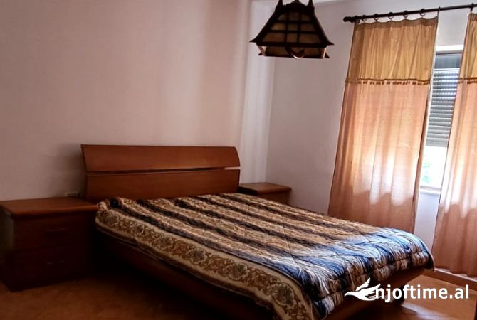 Shtepi me qera Apartament ne Tirane, 3+1, Mobilimi E mobiluar, Pagesa 550  Euro.