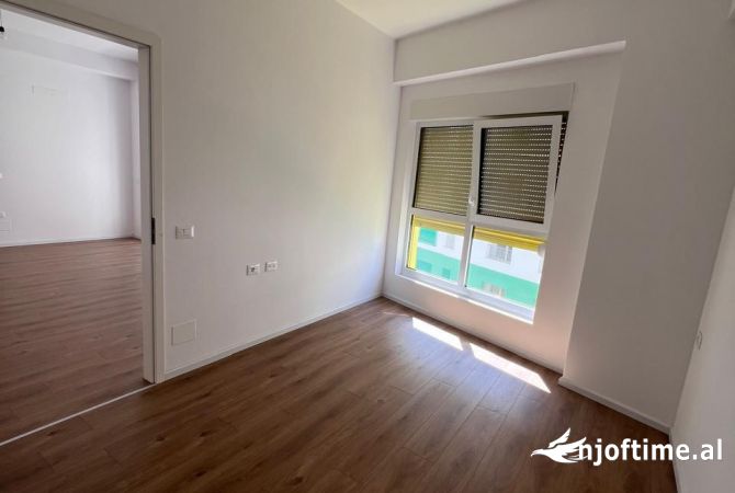 Shtepi ne shitje Apartament ne Tirane, 1+1, Mobilimi Bosh, pa mobiluar, Pagesa 100,000  Euro.