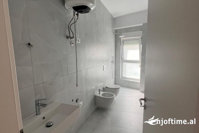 Shtepi ne shitje Apartament ne Tirane, 1+1, Mobilimi Bosh, pa mobiluar, Pagesa 100,000  Euro.