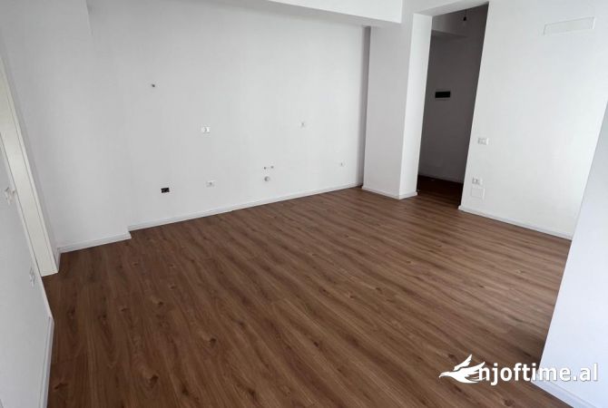 Shtepi ne shitje Apartament ne Tirane, 1+1, Mobilimi Bosh, pa mobiluar, Pagesa 100,000  Euro.
