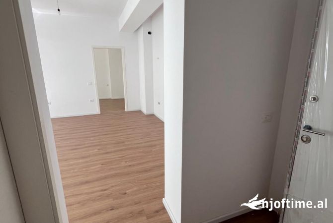 Shtepi ne shitje Apartament ne Tirane, 1+1, Mobilimi Bosh, pa mobiluar, Pagesa 100,000  Euro.