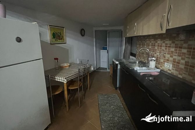 Shtepi me qera Shtepi Private ne Tirane, 1+1, Mobilimi E mobiluar, Pagesa 450  Euro.