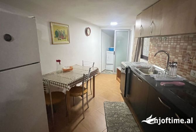 Shtepi me qera Shtepi Private ne Tirane, 1+1, Mobilimi E mobiluar, Pagesa 450  Euro.