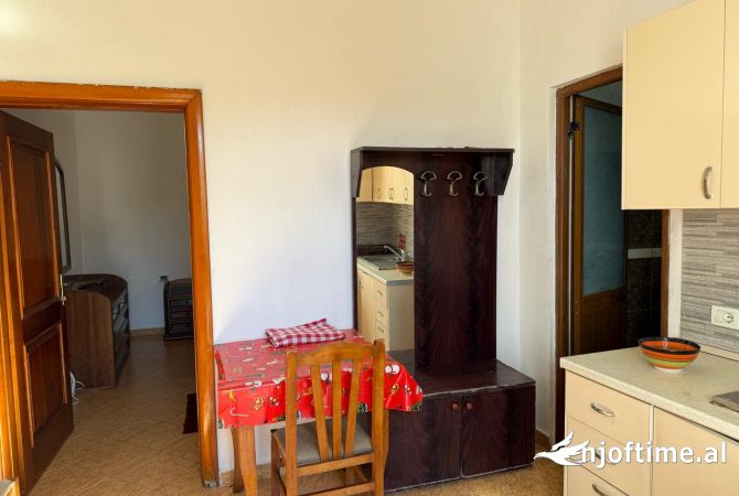 Shtepi me qera Shtepi Private ne Tirane, 1+1, Mobilimi E mobiluar, Pagesa 250  Euro.