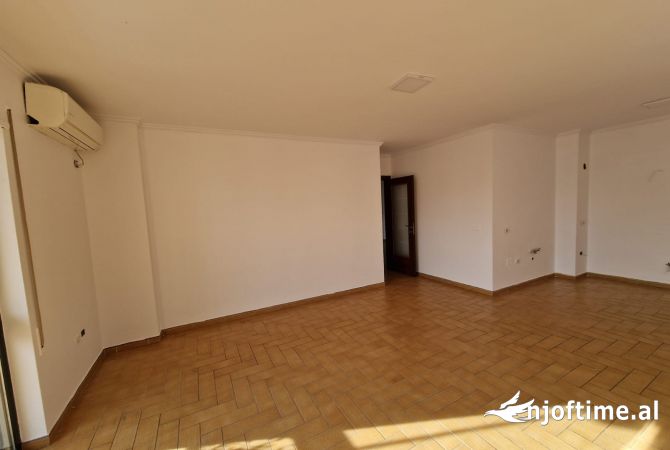 Ambient biznesi me qera 3+1 ne Tirane - 200,000 Leke