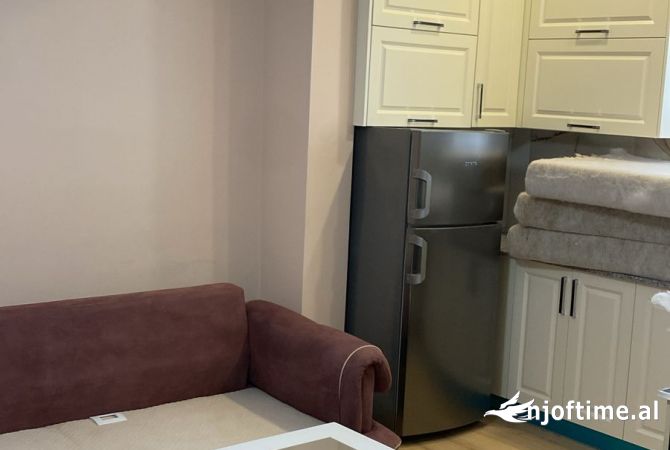 Shtepi me qera Shtepi Private ne Tirane, 1+1, Mobilimi E mobiluar, Pagesa 400  Euro.