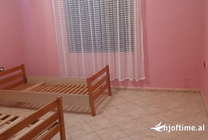 Shtepi me qera Apartament ne Tirane, 3+1, Mobilimi E mobiluar, Pagesa 400  Euro.