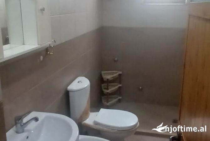 Shtepi me qera Apartament ne Tirane, 2+1, Mobilimi E mobiluar, Pagesa 350  Euro.