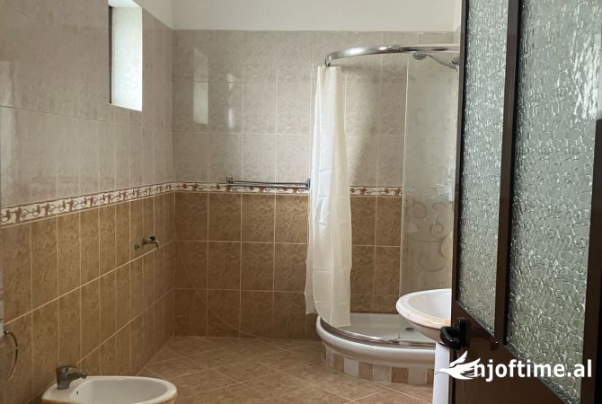 Shtepi me qera Vila Luksoze ne Tirane, 2+1, Mobilimi E mobiluar, Pagesa 500  Euro.