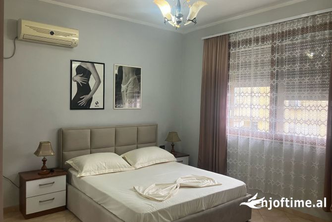 Shtepi me qera Vila Luksoze ne Tirane, 2+1, Mobilimi E mobiluar, Pagesa 650  Euro.