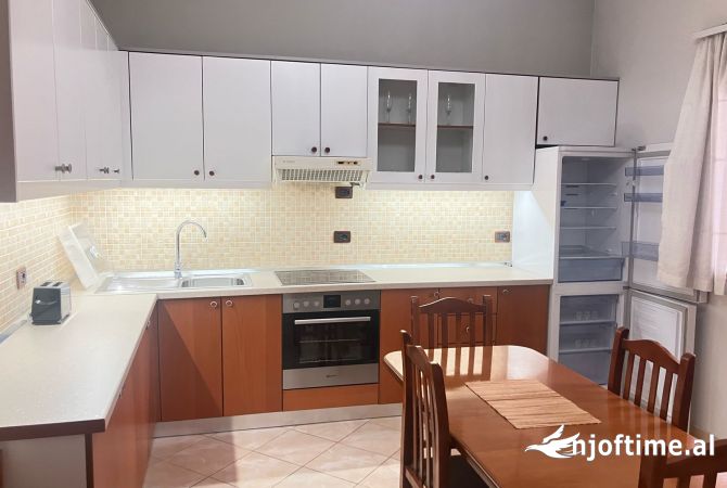 Shtepi me qera Vila Luksoze ne Tirane, 2+1, Mobilimi E mobiluar, Pagesa 650  Euro.