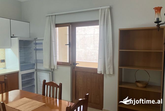 Shtepi me qera Vila Luksoze ne Tirane, 2+1, Mobilimi E mobiluar, Pagesa 650  Euro.