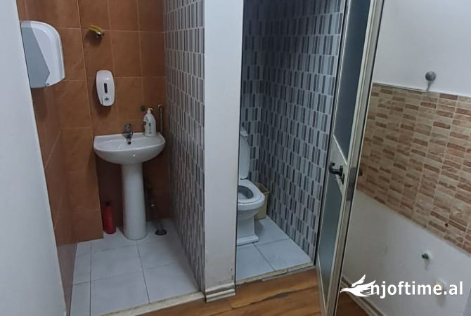 Ambient biznesi me qera 3+1 ne Tirane - 250,000 Leke