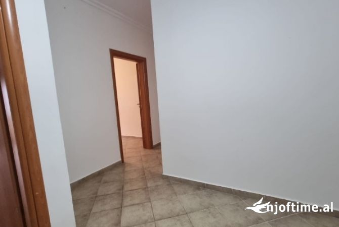 Shtepi me qera Shtepi Private ne Tirane, 2+1, Mobilimi Bosh, pa mobiluar, Pagesa 700  Euro.