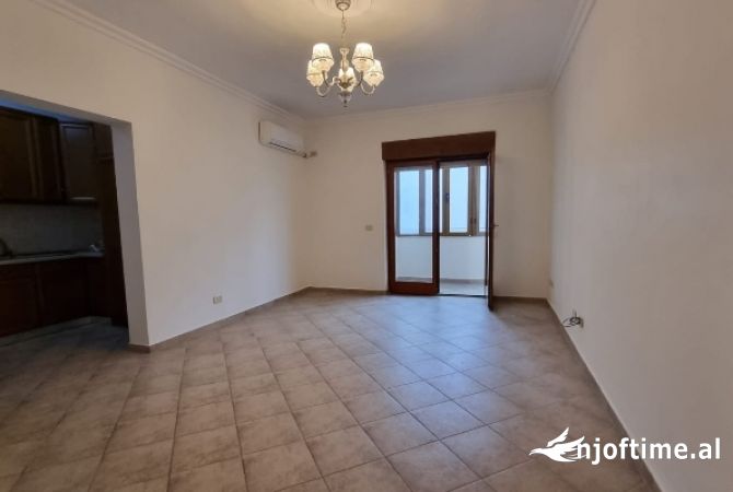 Shtepi me qera Shtepi Private ne Tirane, 2+1, Mobilimi Bosh, pa mobiluar, Pagesa 700  Euro.