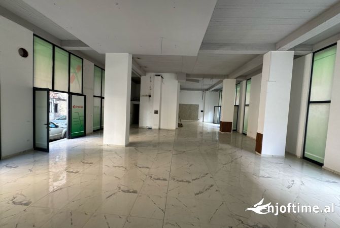 Ambient biznesi me qera 3+1 ne Tirane - 2,000 Euro