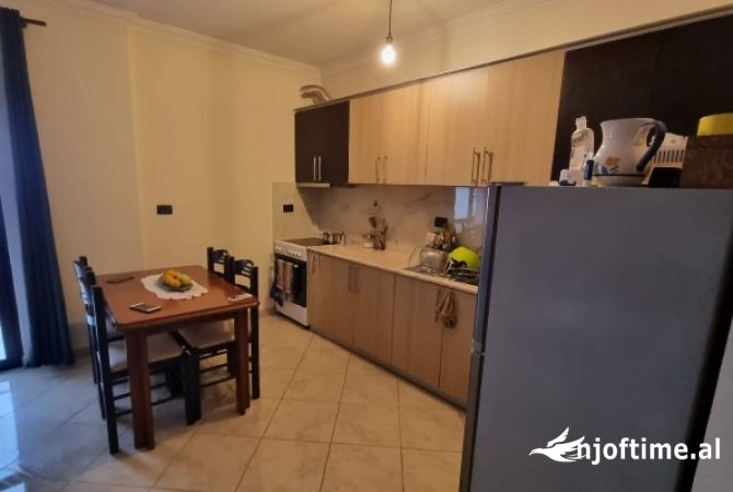 Shtepi me qera Apartament ne Tirane, 1+1, Mobilimi E mobiluar, Pagesa 450  Euro.