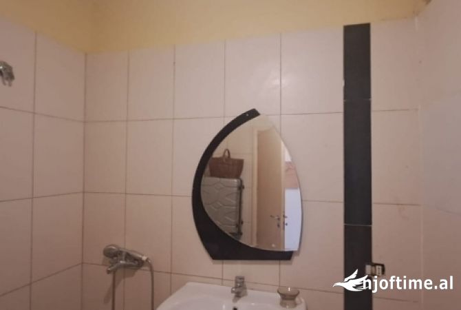 Shtepi ne shitje Apartament ne Tirane, 1+1, Mobilimi Bosh, pa mobiluar, Pagesa 70,000  Euro.