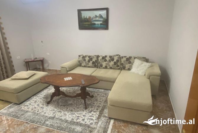 Shtepi me qera Shtepi Private ne Tirane, 1+1, Mobilimi E mobiluar, Pagesa 450  Euro.