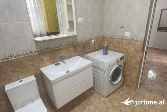 Shtepi me qera Shtepi Private ne Tirane, 1+1, Mobilimi E mobiluar, Pagesa 450  Euro.