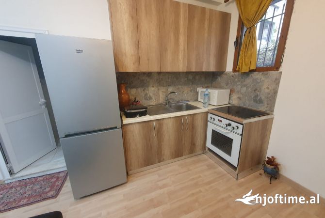 Shtepi me qera Shtepi Private ne Tirane, 1+1, Mobilimi E mobiluar, Pagesa 400  Euro.