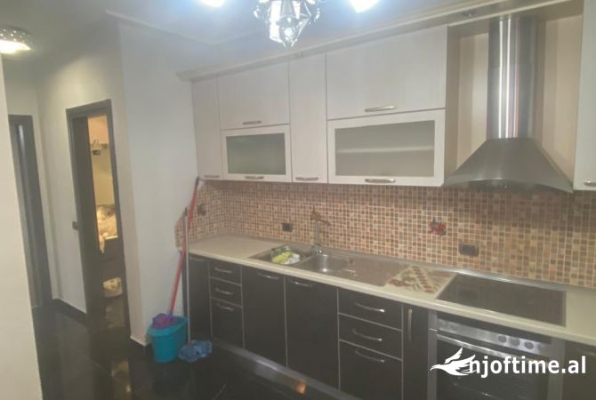 Shtepi me qera Apartament ne Tirane, 3+1, Mobilimi E mobiluar, Pagesa 650  Euro.