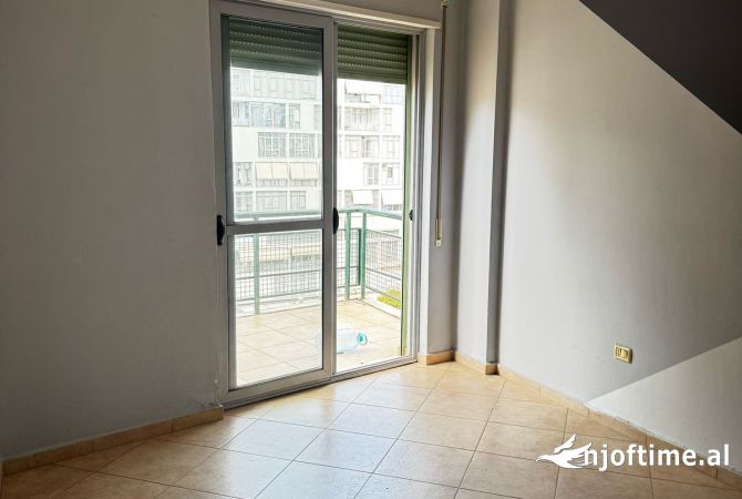 Shtepi ne shitje Apartament ne Tirane, 2+1, Mobilimi Bosh, pa mobiluar, Pagesa 208,000  Euro.