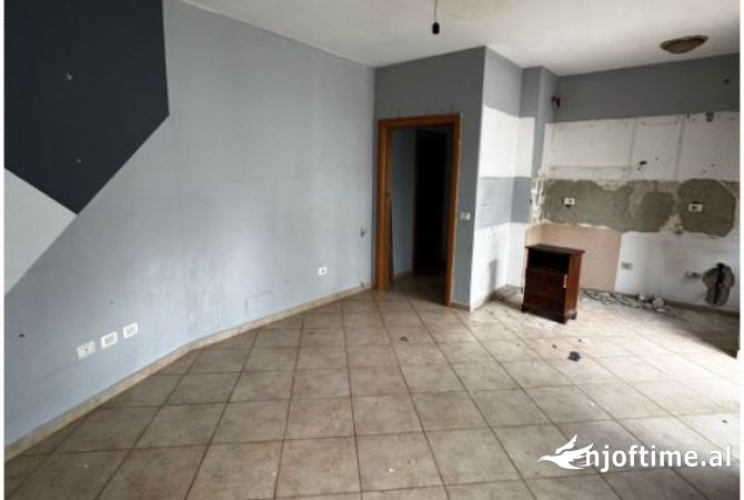 Shtepi ne shitje Apartament ne Tirane, 2+1, Mobilimi Bosh, pa mobiluar, Pagesa 208,000  Euro.