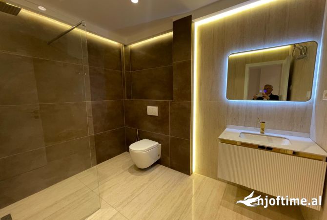 Shtepi ne shitje Apartament ne Tirane, 2+1, Mobilimi Bosh, pa mobiluar, Pagesa 237,000  Euro.