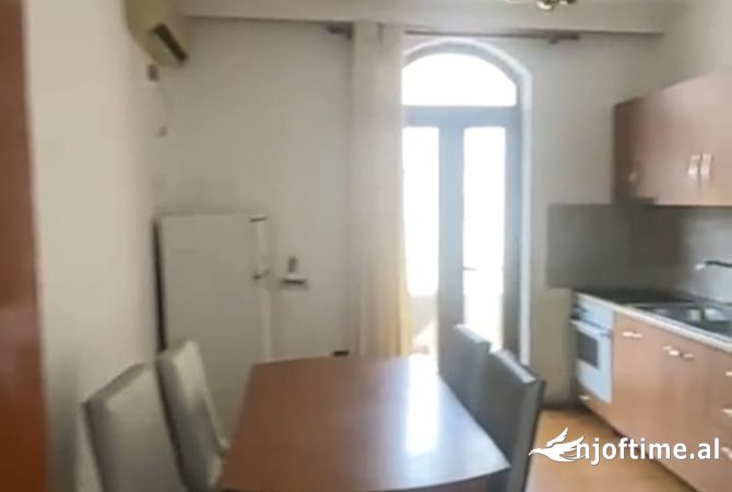 Shtepi me qera Vila Luksoze ne Tirane, 2+1, Mobilimi E mobiluar, Pagesa 600  Euro.