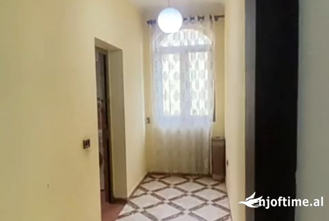 Shtepi me qera Vila Luksoze ne Tirane, 2+1, Mobilimi E mobiluar, Pagesa 600  Euro.