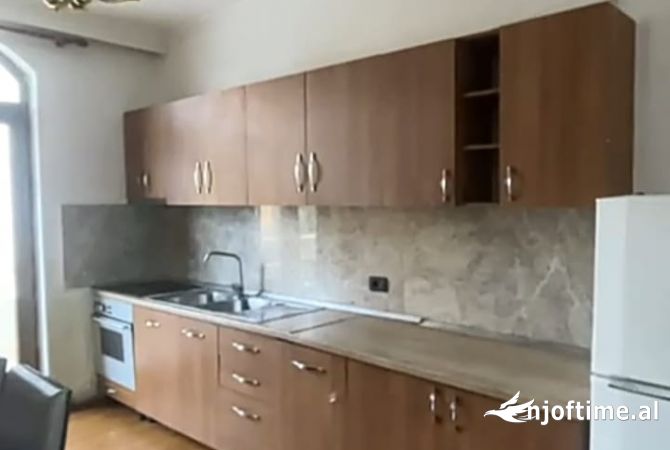 Shtepi me qera Vila Luksoze ne Tirane, 2+1, Mobilimi E mobiluar, Pagesa 600  Euro.