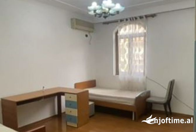 Shtepi me qera Vila Luksoze ne Tirane, 2+1, Mobilimi E mobiluar, Pagesa 600  Euro.