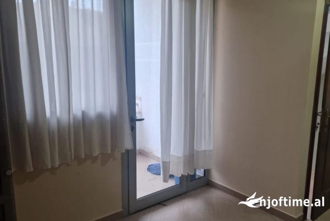 Shtepi me qera Shtepi Private ne Tirane, 3+1, Mobilimi E mobiluar, Pagesa 500  Euro.