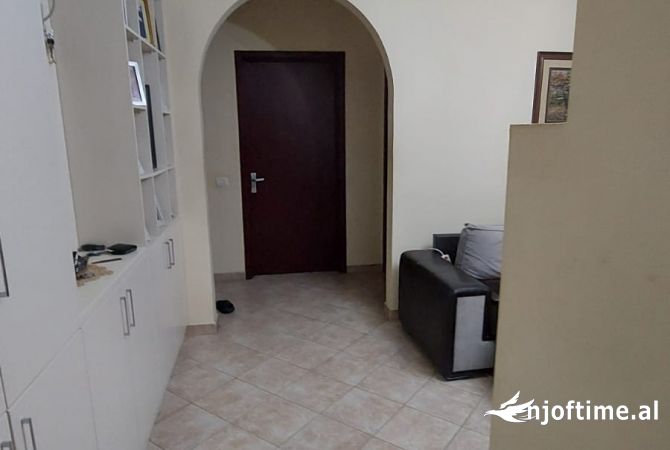 Shtepi ne shitje Apartament ne Tirane, 2+1, Mobilimi E mobiluar, Pagesa 125,000  Euro.