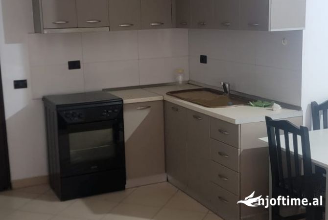 Shtepi me qera Apartament ne Tirane, 2+1, Mobilimi E mobiluar, Pagesa 450  Euro.