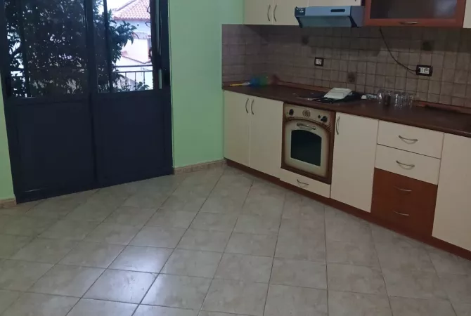 Shtepi me qera Shtepi Private ne Tirane, 2+1, Mobilimi Pjeserisht e mobiluar, Pagesa 400  Euro.