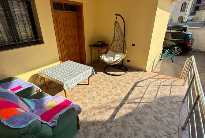 Shtepi me qera Shtepi Private ne Tirane, 2+1, Mobilimi E mobiluar, Pagesa 450  Euro.