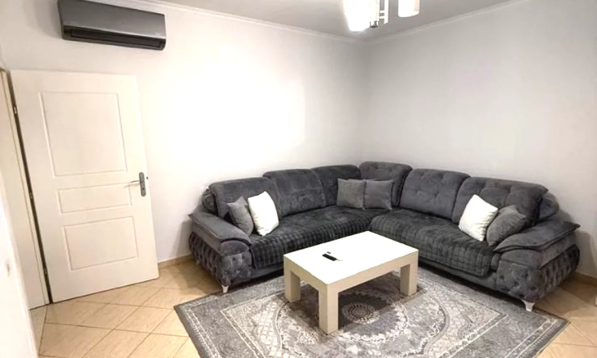 Shtepi me qera Vila Luksoze ne Tirane, 2+1, Mobilimi E mobiluar, Pagesa 400  Euro.